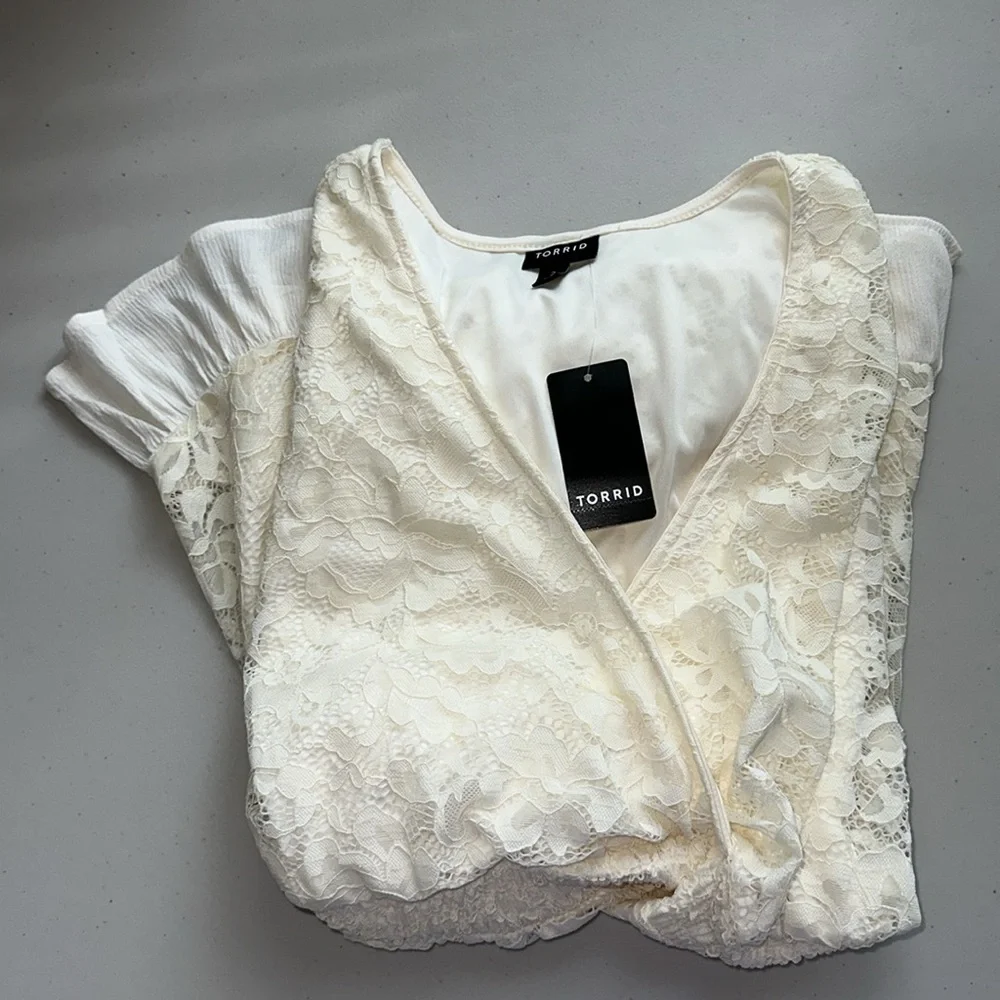 NWT TORRID Cream Lace V-Neck Romper Size 2. - Picture 16 of 16